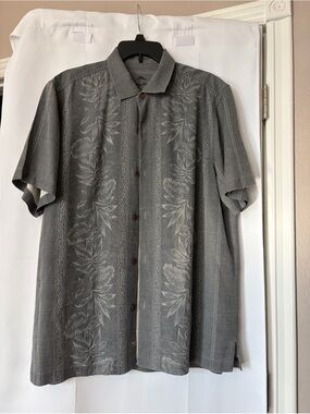 Tommy Bahama men’s grey silk short sleeve button down shirt
